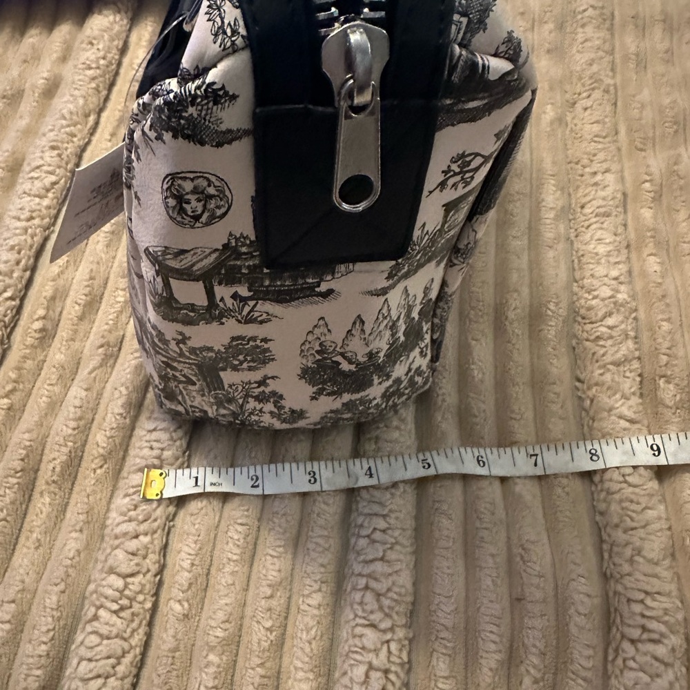 Disney haunted mansion Top-Handle Bag in Cream and Black - Diorama Style nwt - Picture 4 of 7